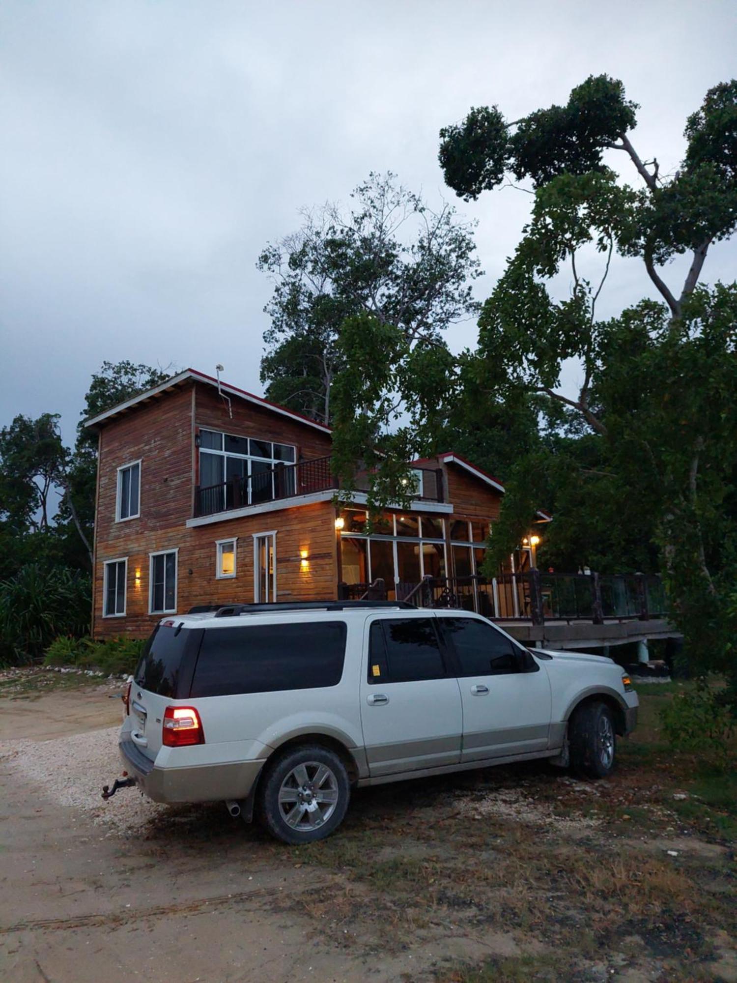 Seaside Chateau Resort Belize City Exterior photo